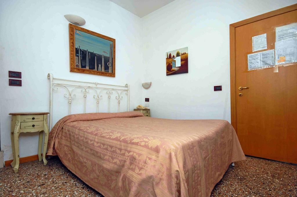 Hotel Antico Capon Venedig Zimmer foto